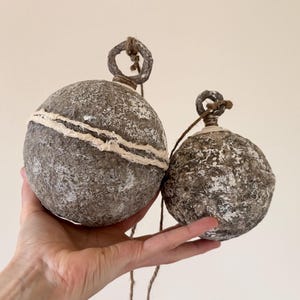 Rustieke handgemaakte kerstornamenten van papier-maché | Feestdecoratie Wabi Sabi | Vintage boerderij kerstballen