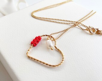 赤い愛の糸ネックレス - 24K ゴールドメッキ、パール、ハンドメイド、モダン、ユニーク、ハート、エレガント、記念日、愛、ロマンス、バレンタインデー