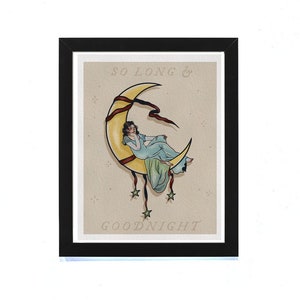 Puede incluir: Una ilustración enmarcada de una mujer sentada en una luna creciente con una cinta roja atada alrededor. La luna es amarilla y la mujer lleva un vestido azul. El texto "SO LONG & GOODNIGHT" está escrito debajo de la luna.