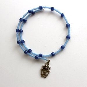 Memory wire wrap bracelet. Dark and light blue color glass beads. Silver tone memory wire bracelet with charm. Gift for her. Ajustable size