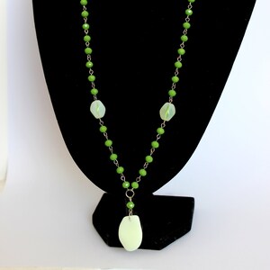 Collar de cadena hecho a mano con colgante de vidrio. Tono plateado. Cierre de langosta. Cuentas de vidrio de color verde y colgante de vidrio blanco. Regalo para ella.