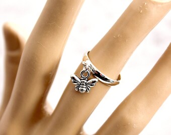 Anillo con dije en tono plateado. Anillo ajustable para todas las tallas. Anillo con dije. Regalo para ella. Anillo de mujer. Anillo con dije de abeja. Anillo colgante.