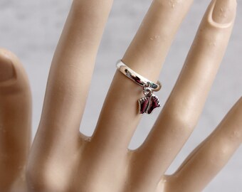 Anello con ciondolo color argento. Anello regolabile per tutte le taglie. Anello con ciondolo. Regalo per lei. Anello da donna. Anello con piedini di neonato
