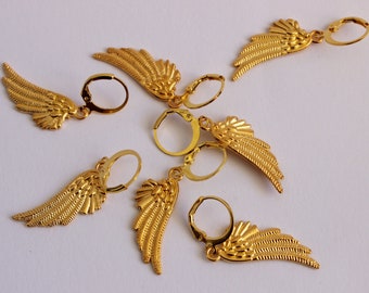 Men's dangle ONE earring. Wing shape earring. Men earrings. Gift for him. Charms earring. Dangle earring. Gold tone. Lever back hook