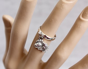 Anillo con dije en tono plateado. Anillo ajustable para todas las tallas. Anillo con dije. Regalo para ella. Anillo de mujer. Anillo de pez. Anillo colgante.