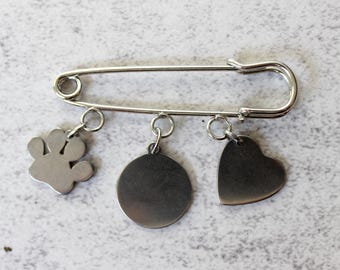 Imperdible decorativo. Adornos con temática de mascotas. Alfiler con dijes plateados. Broche. Pequeño alfiler decorativo. Regalo para ella