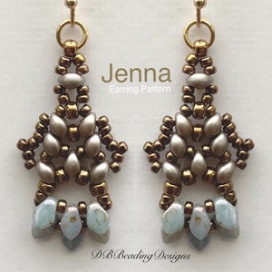 Può includere: Orecchini con perline dorate e argentate con un accento di perline blu chiaro. Gli orecchini si chiamano "Jenna" e sono uno schema di perline.