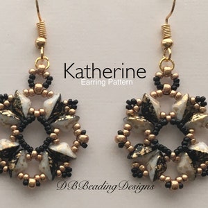 Op de afbeelding: Een paar gouden en zwarte kralen oorbellen met een wit en gouden centrum. De oorbellen heten "Katherine" en zijn een kralenpatroon van DB Beading Designs.