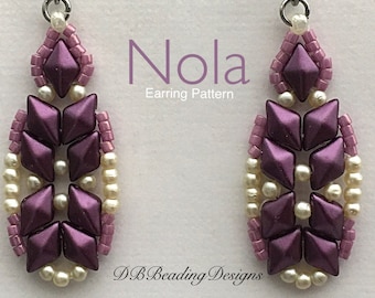 Puede incluir: Un par de pendientes de cuentas moradas y crema con un gancho plateado. Los pendientes se llaman "Nola" y son un patrón de abalorios de D.B. Beading Designs.