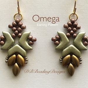 Może przedstawiać: Para ręcznie robionych kolczyków o unikalnym wzorze. Kolczyki mają kombinację oliwkowych, brązowych i złotych koralików. Widoczny jest tekst "Omega Earring Pattern" i "DB Beading Designs".