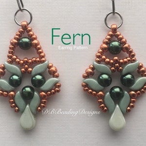 Peut inclure: Une paire de boucles d'oreilles pendantes avec un motif de fougère. Les boucles d'oreilles sont faites de perles de cuivre, vertes et blanches. Les boucles d'oreilles sont étiquetées "Fern Earring Pattern" et "D.B. Beading Designs".