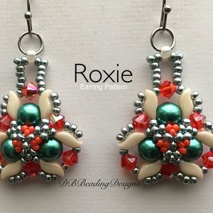 Może przedstawiać: Para srebrnych kolczyków z zielonym i białym koralikowym wzorem kwiatu. Kolczyki są oznaczone jako "Roxie Earring Pattern" i "D.B. Beading Designs".