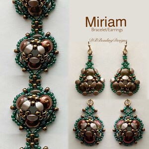 Puede incluir: Un conjunto de pendientes y pulsera de cuentas verdes y marrones. Los pendientes tienen forma de lágrima y la pulsera está hecha de cuentas redondas. La joyería está etiquetada como "Miriam Bracelet/Earrings DB Beading Designs".