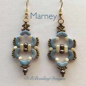 Puede incluir: Un par de pendientes de cuentas azules y blancas con ganchos de oro. Los pendientes tienen un patrón geométrico y una cuenta marrón en la parte inferior. Los pendientes están etiquetados como "Marney Earing Pattern" y "DB Beading Designs".