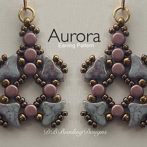 Op de afbeelding: Een paar kralen oorbellen met een geometrisch ontwerp. De oorbellen zijn gemaakt met lichtblauwe, bruine en roze kralen. De oorbellen worden "Aurora" genoemd en zijn een oorbellenpatroon.
