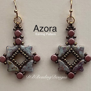 Könnte beinhalten: Ein Paar goldene Ohrringe mit einem geometrischen Design aus hellblauen und rosafarbenen Perlen. Die Ohrringe sind mit "Azora Earring Pattern" und "DB Beading Designs" beschriftet.