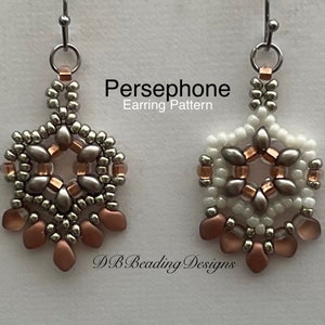Può includere: Un paio di orecchini con perline argentate e rame con un design a stella. Gli orecchini sono etichettati "Persephone Earring Pattern" e "DB Beading Designs".