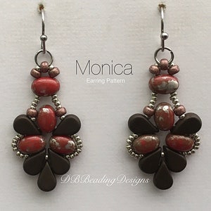 Könnte beinhalten: Ein Paar handgefertigte Ohrringe mit einem einzigartigen Design. Die Ohrringe haben rote und braune Perlen mit silberfarbenen Akzenten. Der Text "Monica Earring Pattern" ist abgebildet. Die Ohrringe sind an silberfarbenen Haken aufgehängt.