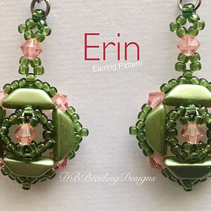 Puede incluir: Dos pendientes de cuentas con un diseño geométrico. Los pendientes presentan cuentas de color verde oliva y rosa, con el texto "Erin Earring Pattern" en rojo. Los pendientes son de DB Beading Designs.
