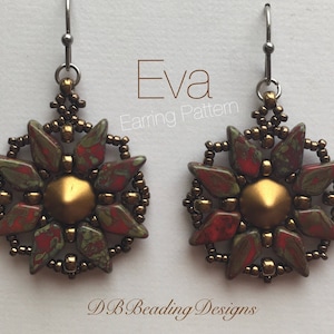 Puede incluir: Un par de pendientes con un diseño de copo de nieve dorado y rojo. Los pendientes están hechos con cuentas y tienen un gancho plateado.