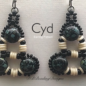 Könnte beinhalten: Handgefertigte Perlenohrringe mit schwarzen Perlen und türkisfarbenen Steinakzenten. Die Ohrringe haben ein einzigartiges dreieckiges Design mit dem Text "Cyd Earring Pattern" und "DB Beading Designs".