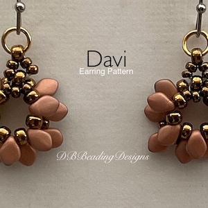 Può includere: Un paio di orecchini a perline in una combinazione di colori oro e pesca. Gli orecchini sono realizzati con piccole perline e hanno una forma circolare. Gli orecchini sono etichettati "Davi Earring Pattern".