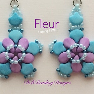 Op de afbeelding: Een paar blauwe en paarse kralen oorbellen met een bloemmotief. De oorbellen zijn gelabeld met "Fleur" en "Oorbelpatroon".