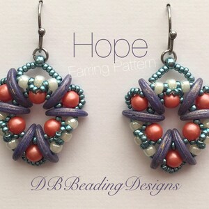 Puede incluir: Pendientes hechos a mano con un diseño de cuentas. Los pendientes presentan cuentas de color coral, detalles en lavanda y cuentas turquesas. La palabra "Hope" está escrita encima de los pendientes, y "DB Beading Designs" debajo.