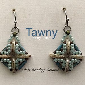 Puede incluir: Un par de pendientes con un diseño geométrico hecho con cuentas azules, blancas y marrones. Los pendientes se llaman "Tawny" y son un patrón de abalorios.