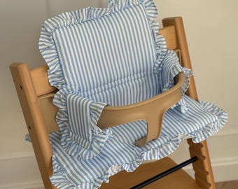 Havenblauw gestreept kussen met ruches voor Stokke Tripp Trap