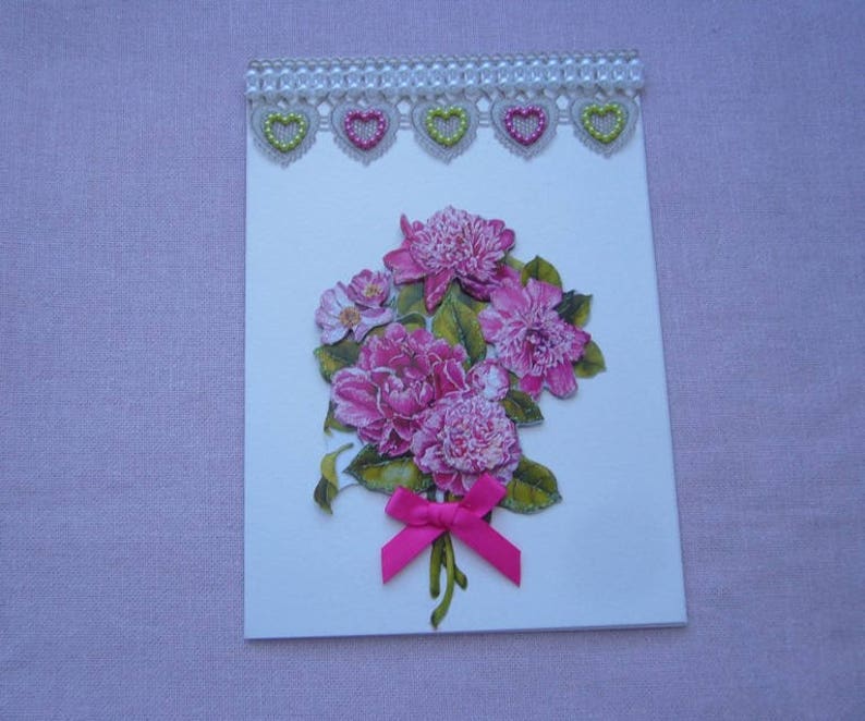 Carte 3 D faite main bouquet de pivoines fond blanc irisé doré perles acryliques ruban enveloppe assortie image 2