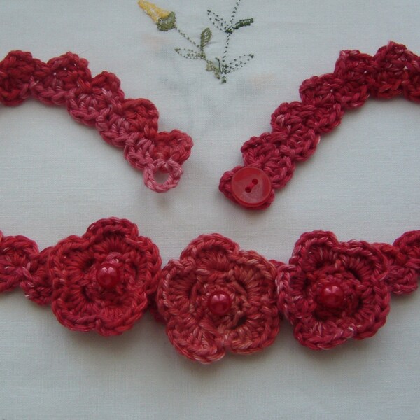 Bijou romantique et élégant - Collier fait main au crochet - coton rouge chiné avec 3 fleurs - 3 perles rouges - 1 bouton rouge vintage