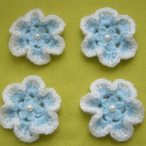 8 fleurs faites main au crochet laine acrylique vintage bleu clair et blanche perles nacrées cousues image 2