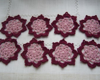 Lot de 8 fleurs, décorations de noël faites main au crochet - coton rose et bordeaux - petite perle nacrée rose cousue