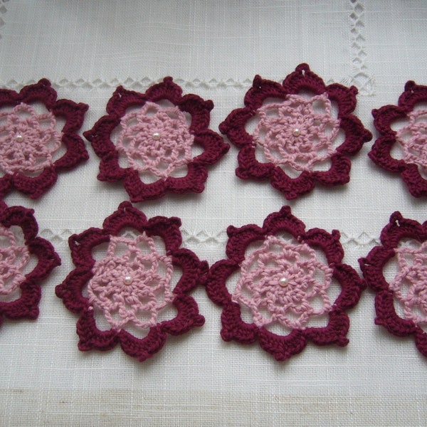 Lot de 8 fleurs, décorations de noël faites main au crochet - coton rose et bordeaux - petite perle nacrée rose cousue