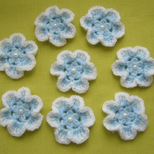 8 fleurs faites main au crochet laine acrylique vintage bleu clair et blanche perles nacrées cousues image 1