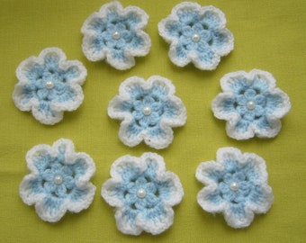 8 fleurs faites main au crochet - laine acrylique vintage bleu clair et blanche - perles nacrées cousues