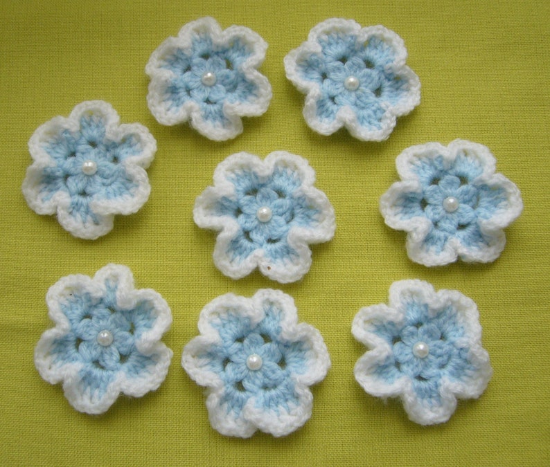 8 fleurs faites main au crochet laine acrylique vintage bleu clair et blanche perles nacrées cousues image 1