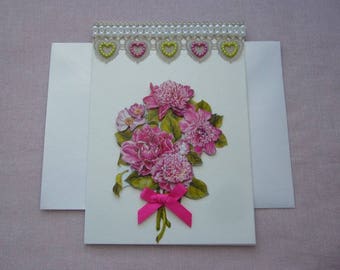 Carte  3 D faite main bouquet de pivoines - fond  blanc irisé doré -  perles acryliques - ruban - enveloppe assortie