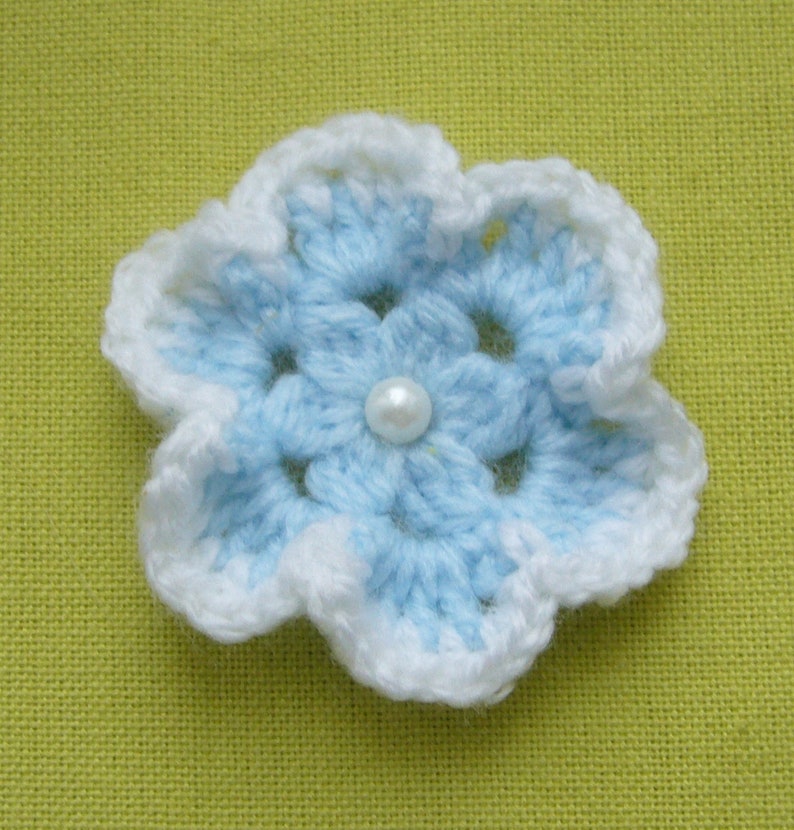 8 fleurs faites main au crochet laine acrylique vintage bleu clair et blanche perles nacrées cousues image 3