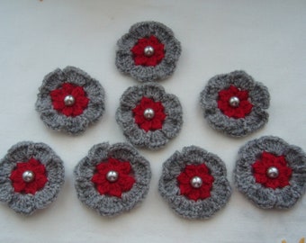 10 fleurs, décorations faites main au crochet - laine acrylique rouge et grise - perles nacrées grises cousues