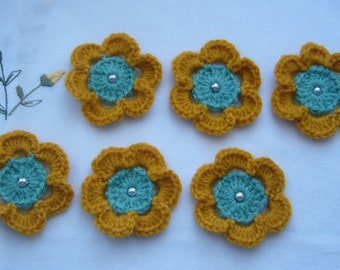 6 fleurs pour l'automne faites main au crochet - laine acrylique vintage moutarde et verte - perles argentées cousues