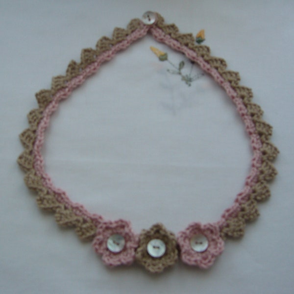 Collier pour l'été fait main au crochet - coton mercerisé beige et rose - boutons nacrés cousus