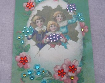 Carte  Pâques  faite main rétro avec enfants, oeufs et fleurs ornée de strass -   enveloppe blanche