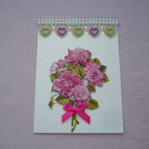 Carte 3 D faite main bouquet de pivoines fond blanc irisé doré perles acryliques ruban enveloppe assortie image 3