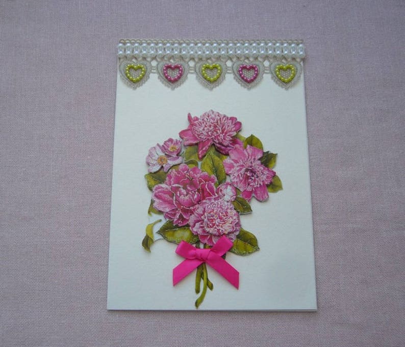 Carte 3 D faite main bouquet de pivoines fond blanc irisé doré perles acryliques ruban enveloppe assortie image 3