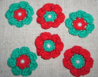 Lot de 6 fleurs pour vos décorations de Noël faites main au crochet en laine verte et rouge - perles blanches nacrées