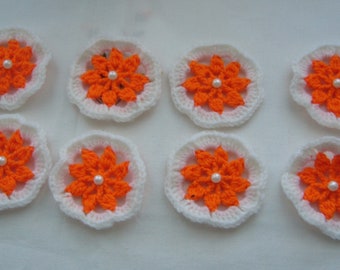 8 fleurs lumineuses faites main au crochet, embellissements pour le printemps et l'été - laine acrylique orange et blanche - perles nacrées