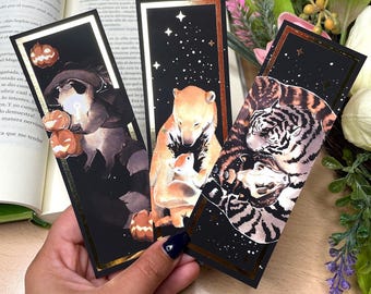 Inktober Folie Bladwijzers, Magische dierengeesten met sterren en zwarte achtergrond. Beer, Halloween wasbeer met pompoenen; schattig leesvoer.