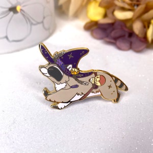 Broche de esmalte rígido para época de mercado, guaxinim-bruxa, animal fofo, halloween, outono, família